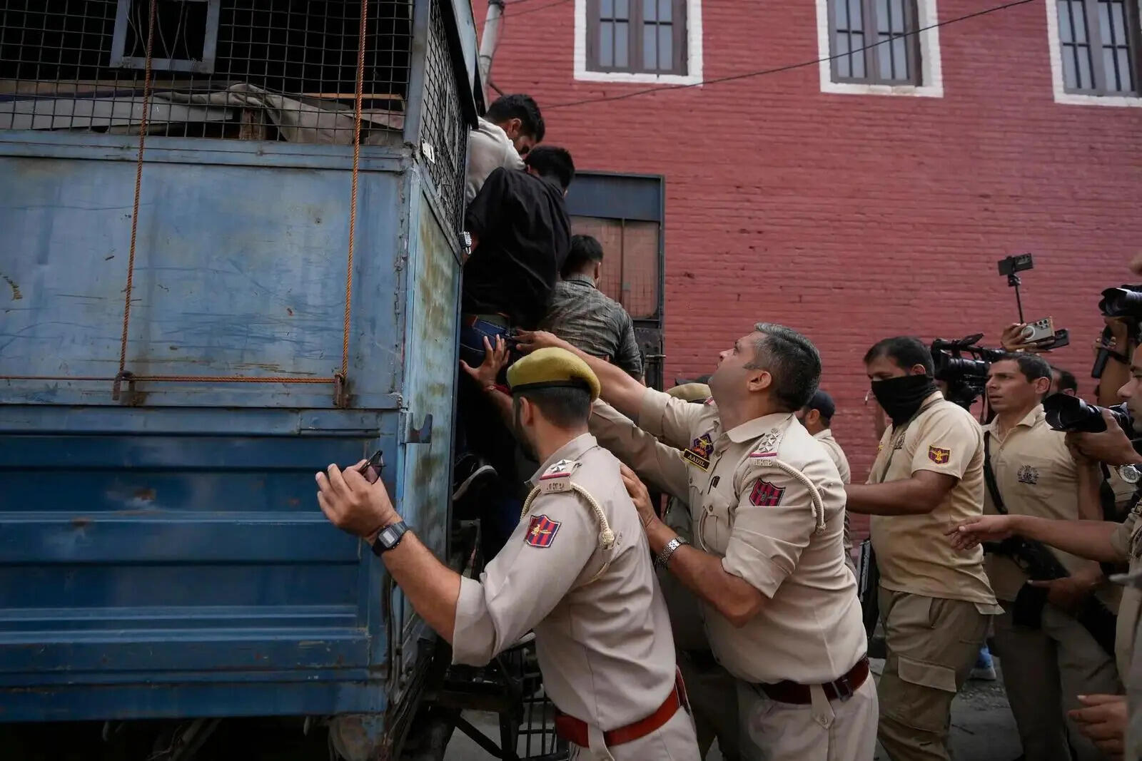 Students protest ban on Siraj-ul-Uloom