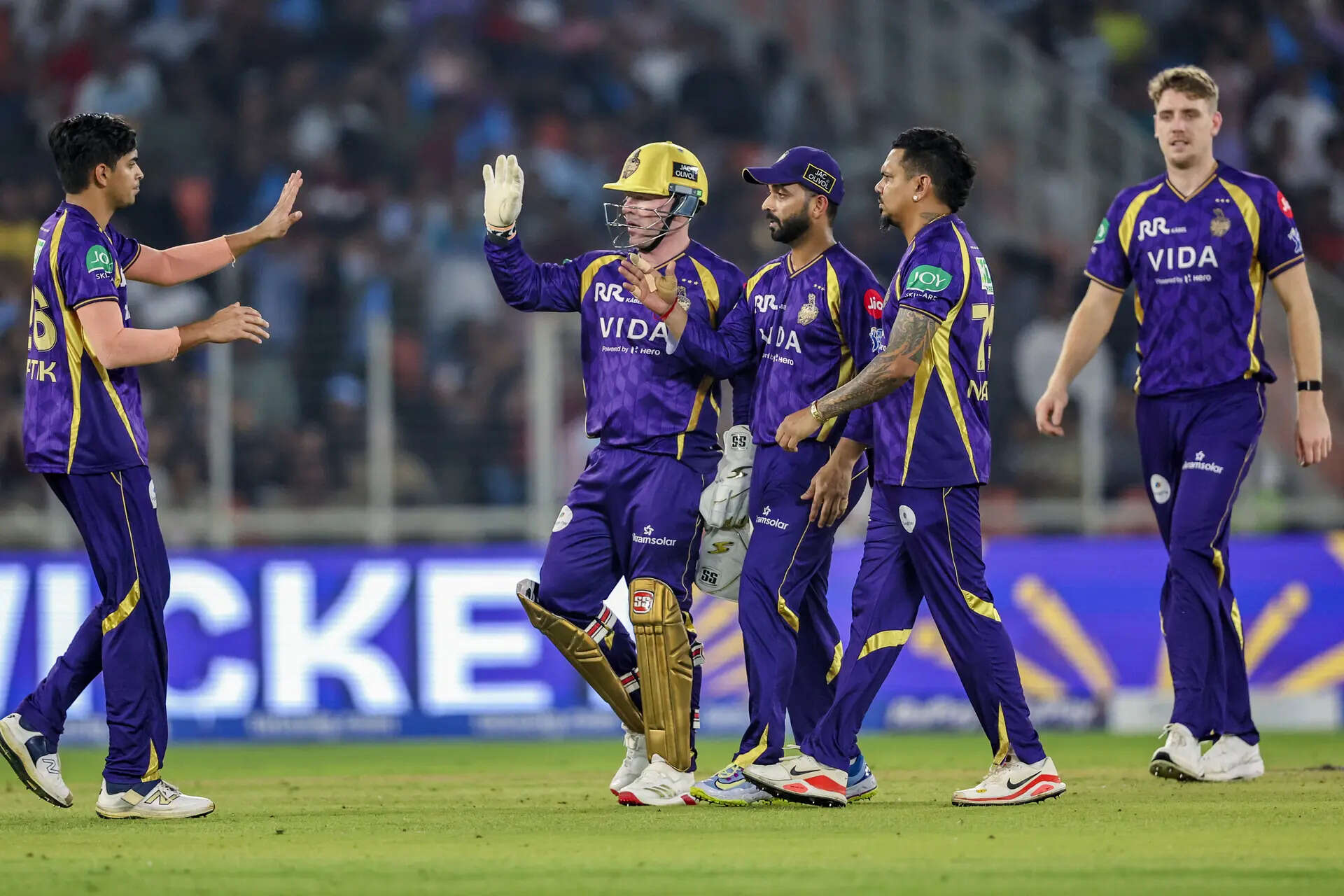 DC vs KKR Live: Sunil Narine and Anukul Roy spin web restricts DC to 142/8