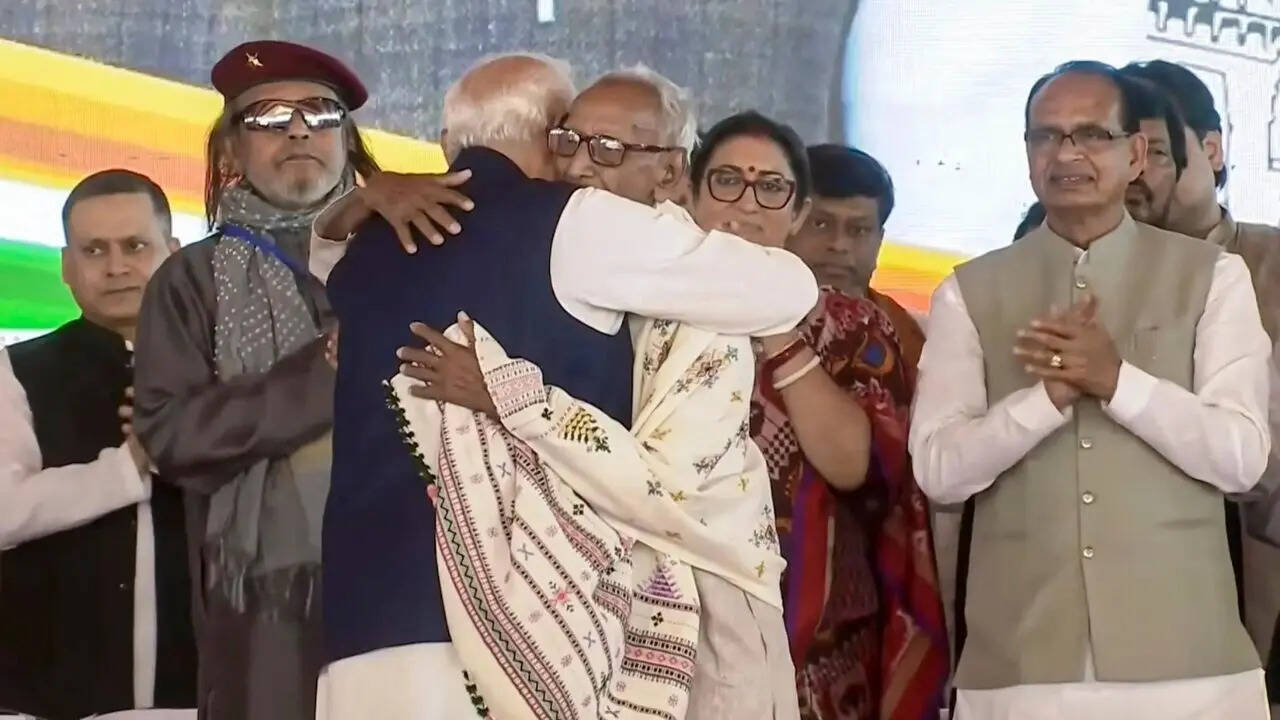 Watch: PM Modi touches feet of 98-year old Makhanlal Sarkar - who is he?
