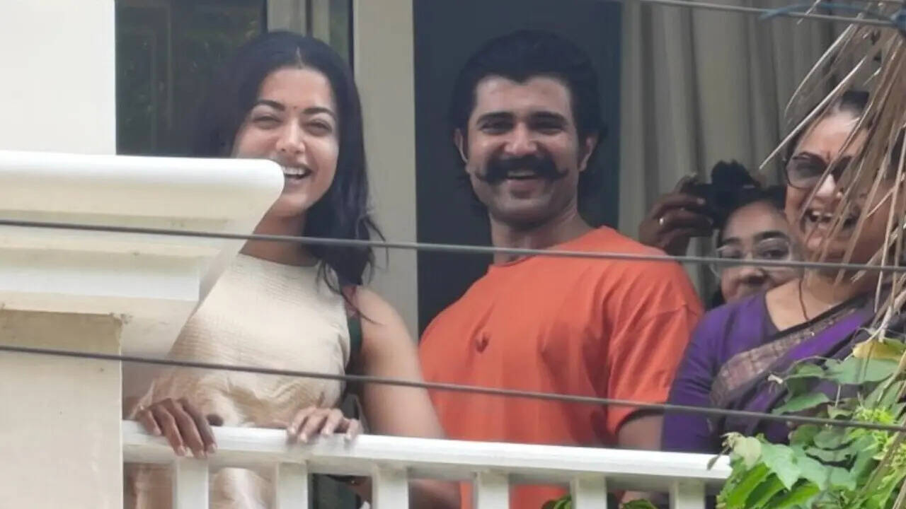 Vijay Deverakonda meets fans outside his home with wife Rashmika