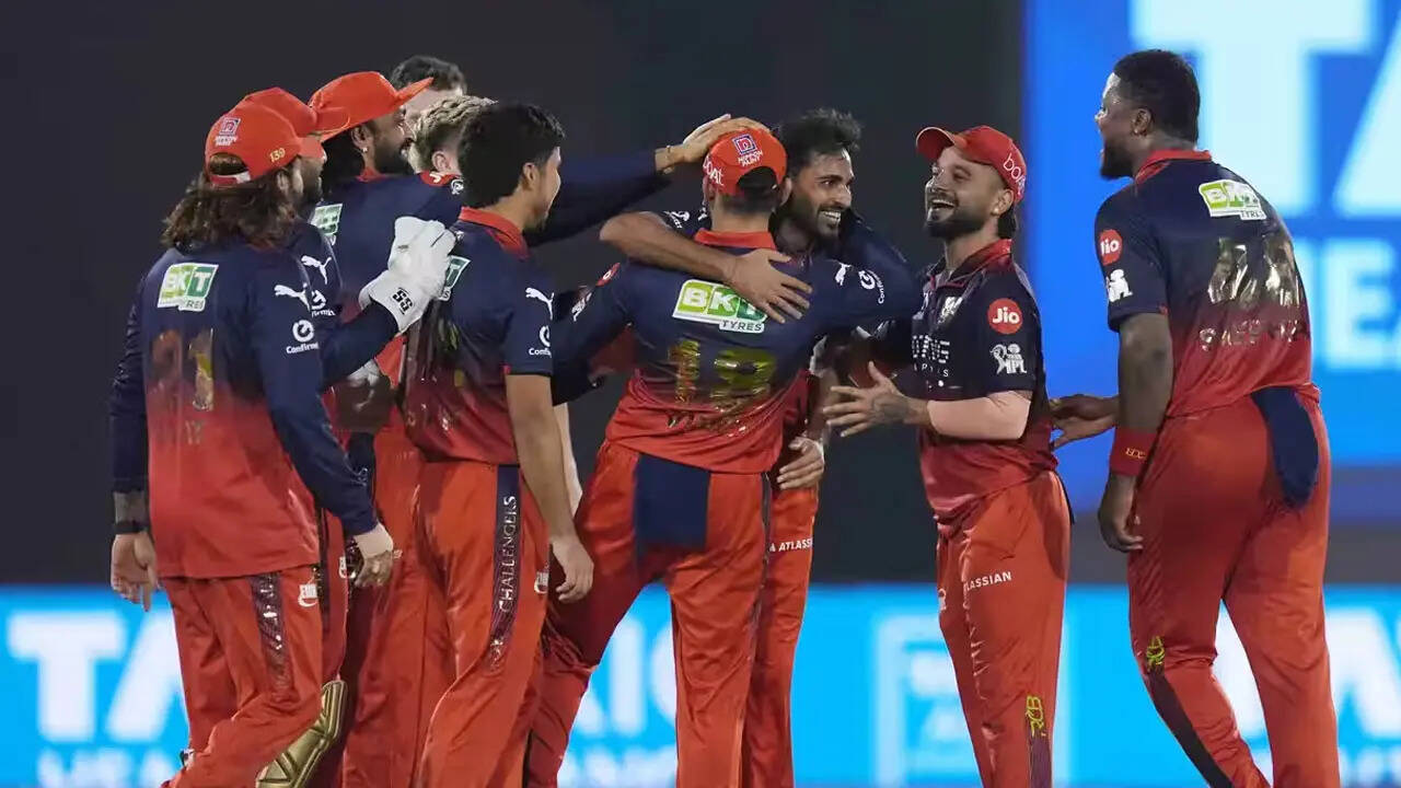 IPL Live: Bhuvneshwar takes four as RCB restrict MI to 166/7