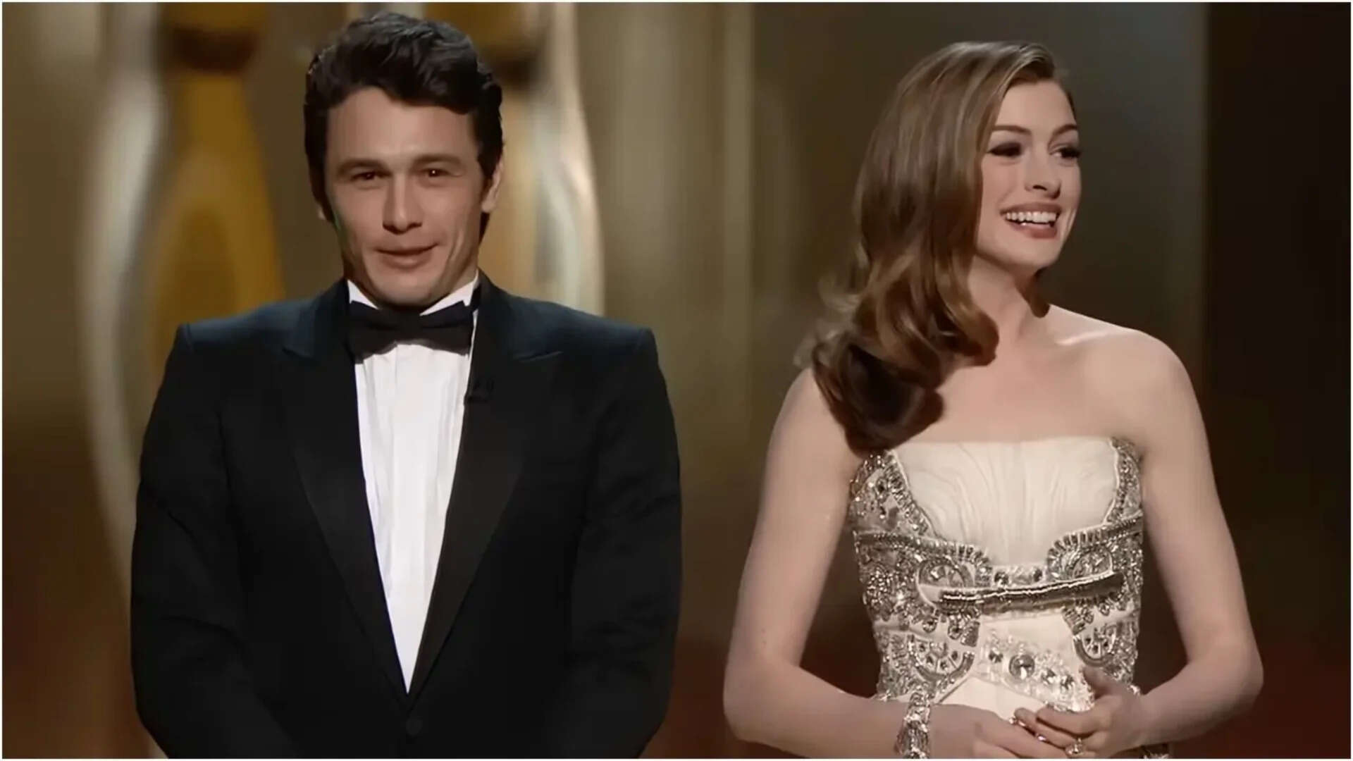 Anne Hathaway’s mother corrected her posture at Oscars 2011