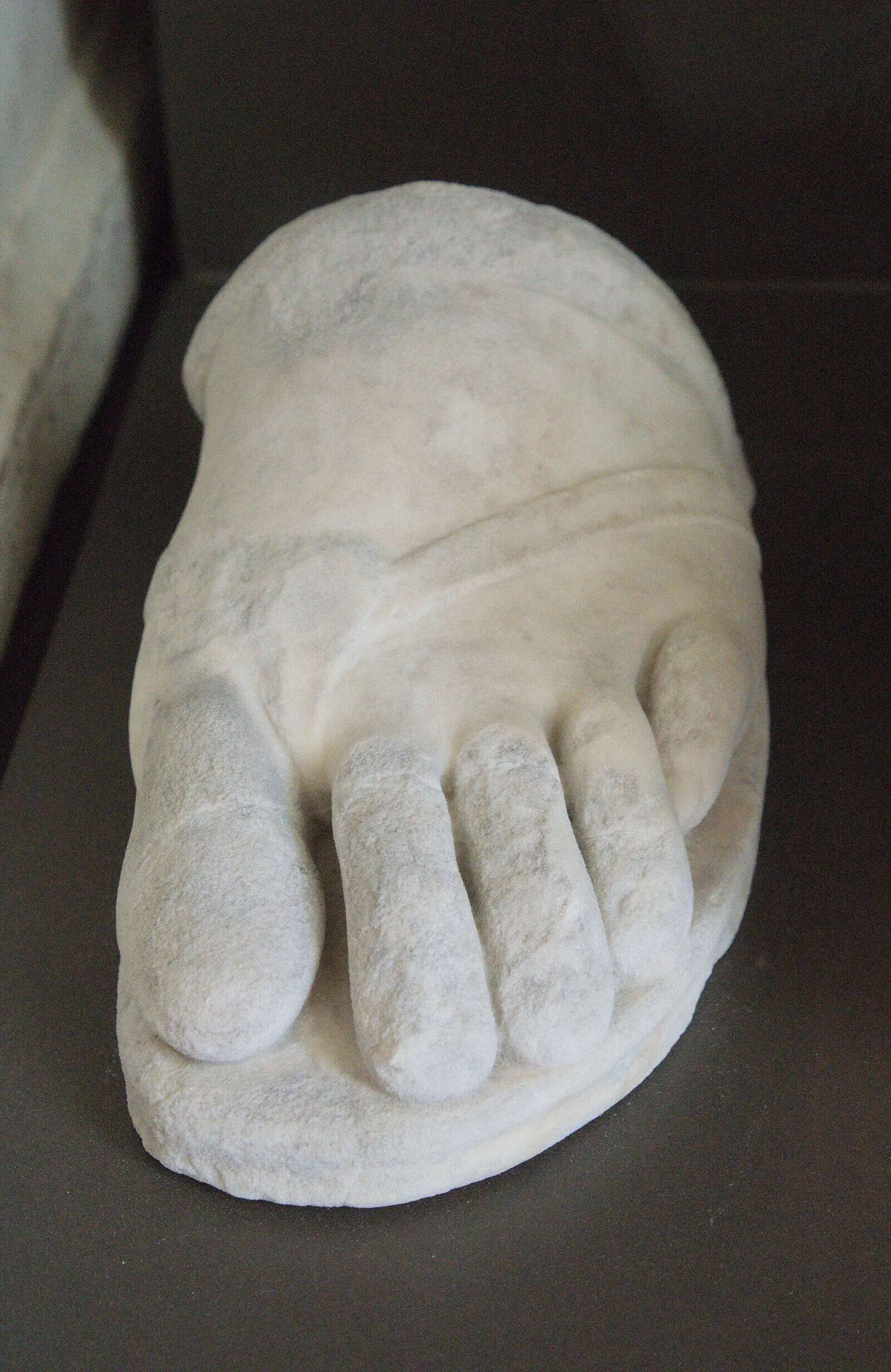Venus_de_Milo_foot_2023