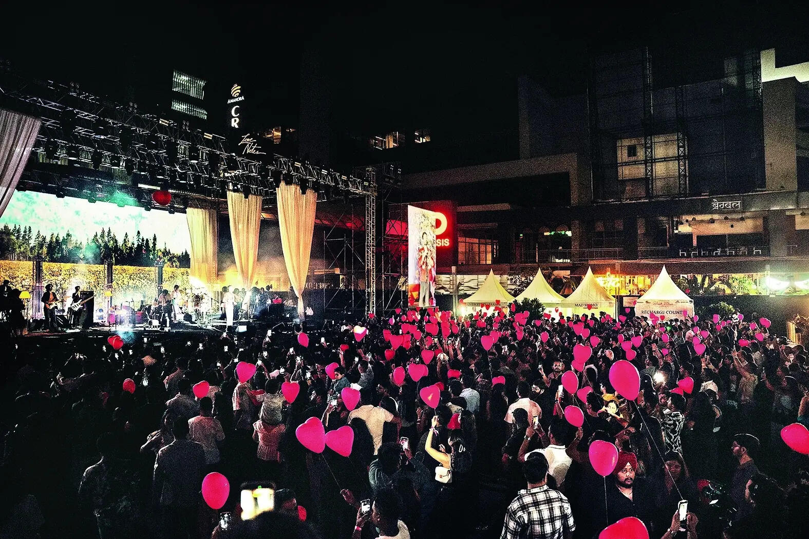 Paresh Pahuja and audience coordinated balloon release