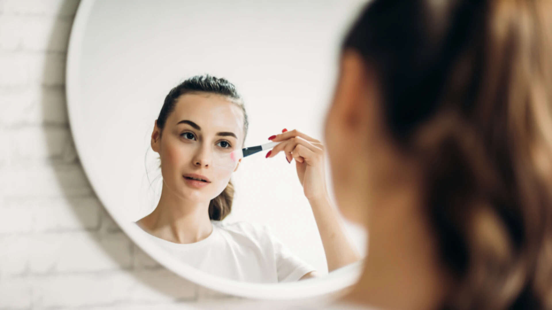 Carry a clean, sweat-proof look this summer
