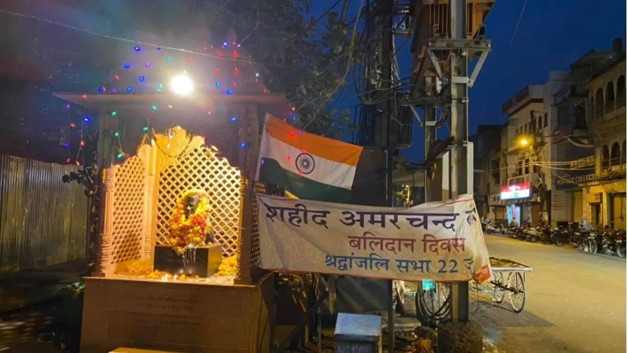 Seth Amar Chand Banthia is memorialised with a statue in Gwalior's Bullion market.