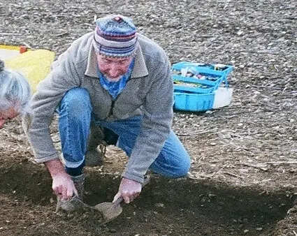 David_Williams_excavates_Watlington_Hoard_(25138097428)