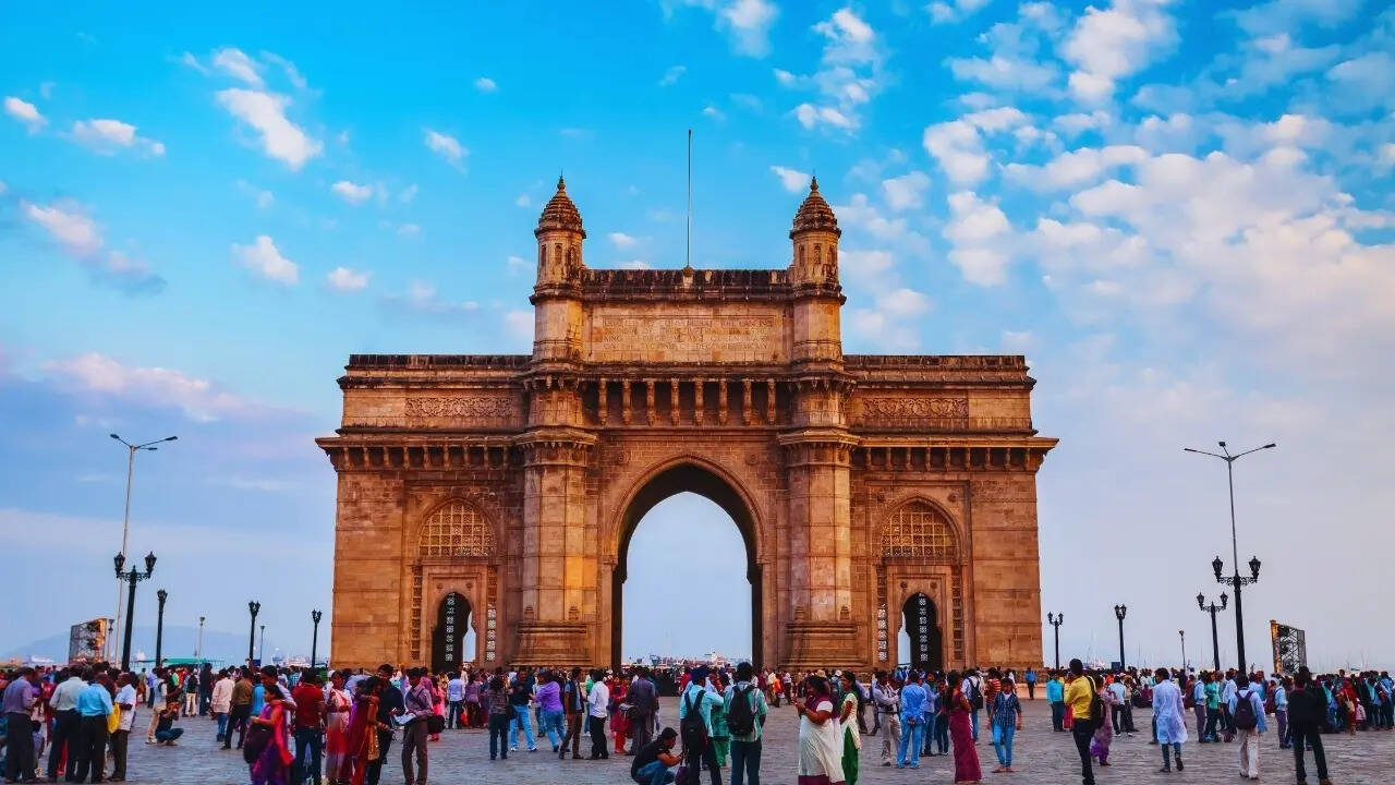 Busy Gateway of India in Mumbai