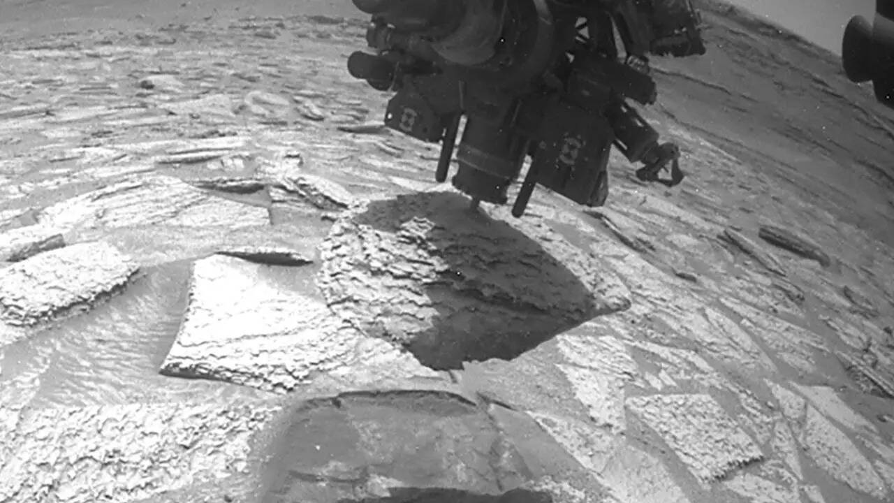 NASA’s Curiosity rover had a Martian rock stuck on its arm for days