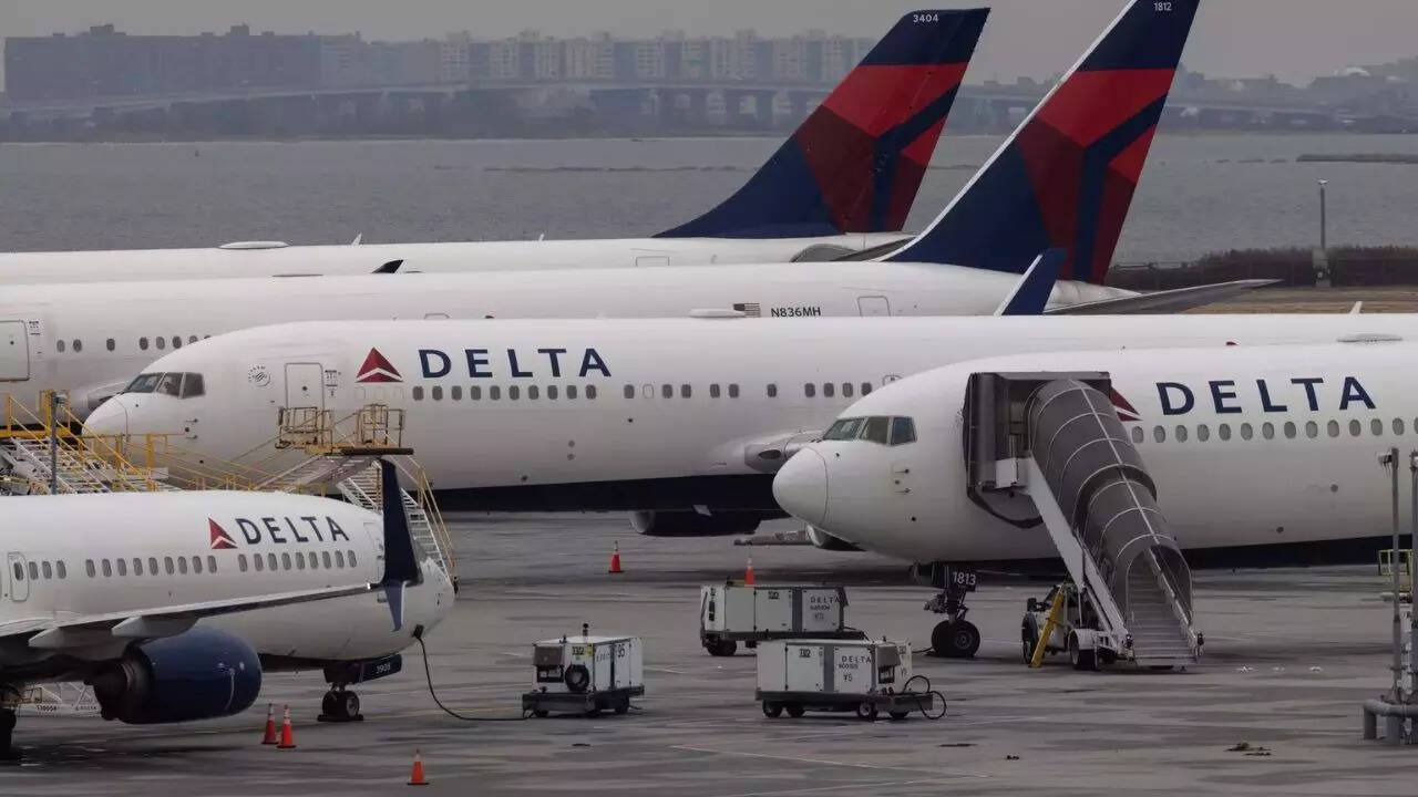 Delta Airlines explains to Elon Musk why it chose Amazon Leo and not Spacex
