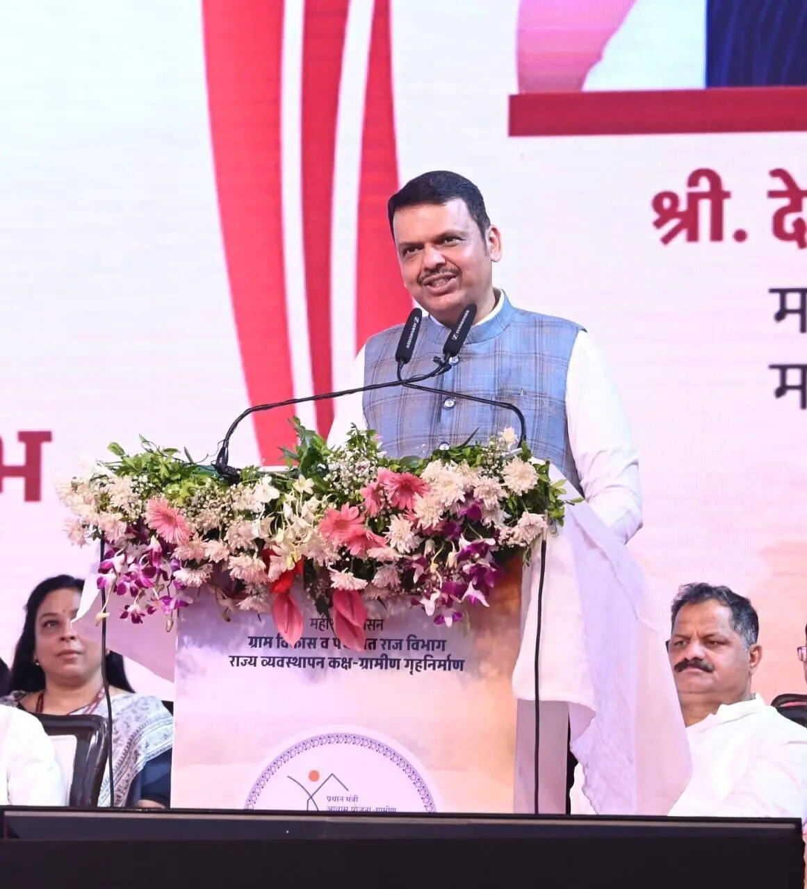 CM Fadnavis speaking at Satara .jpeg
