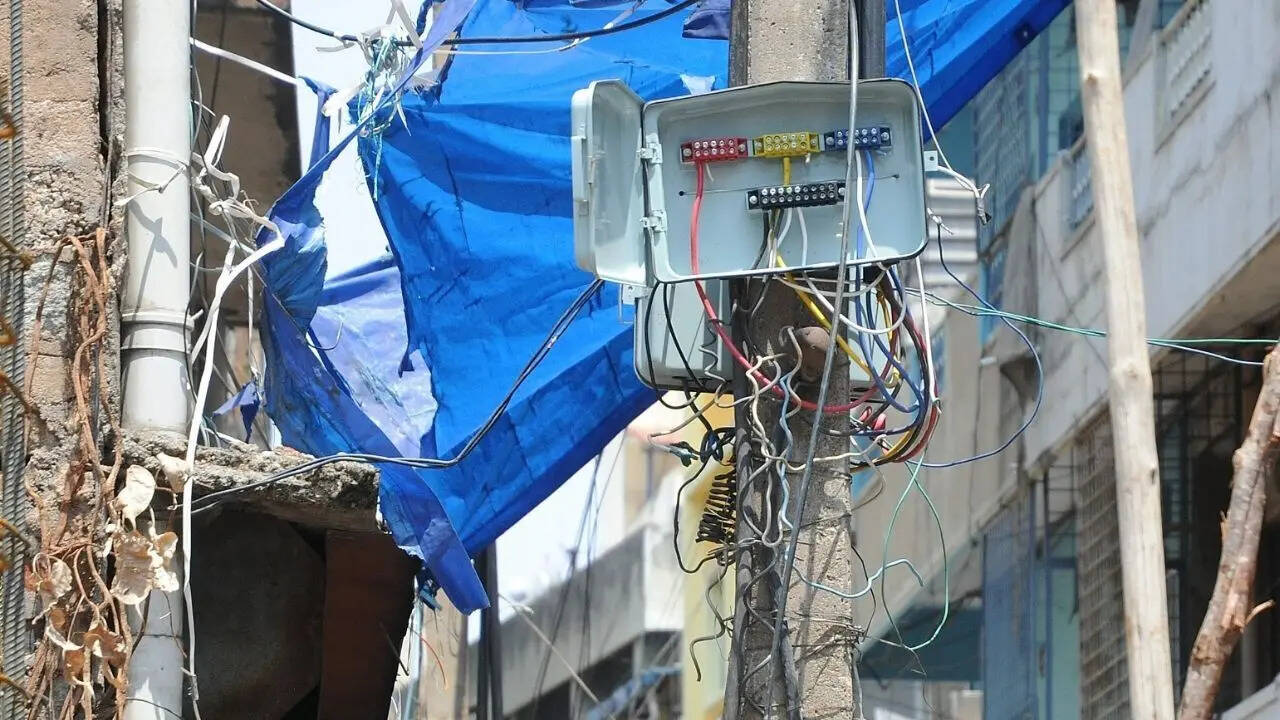 Mess of overhead cables hangs precariously in Bengaluru lane