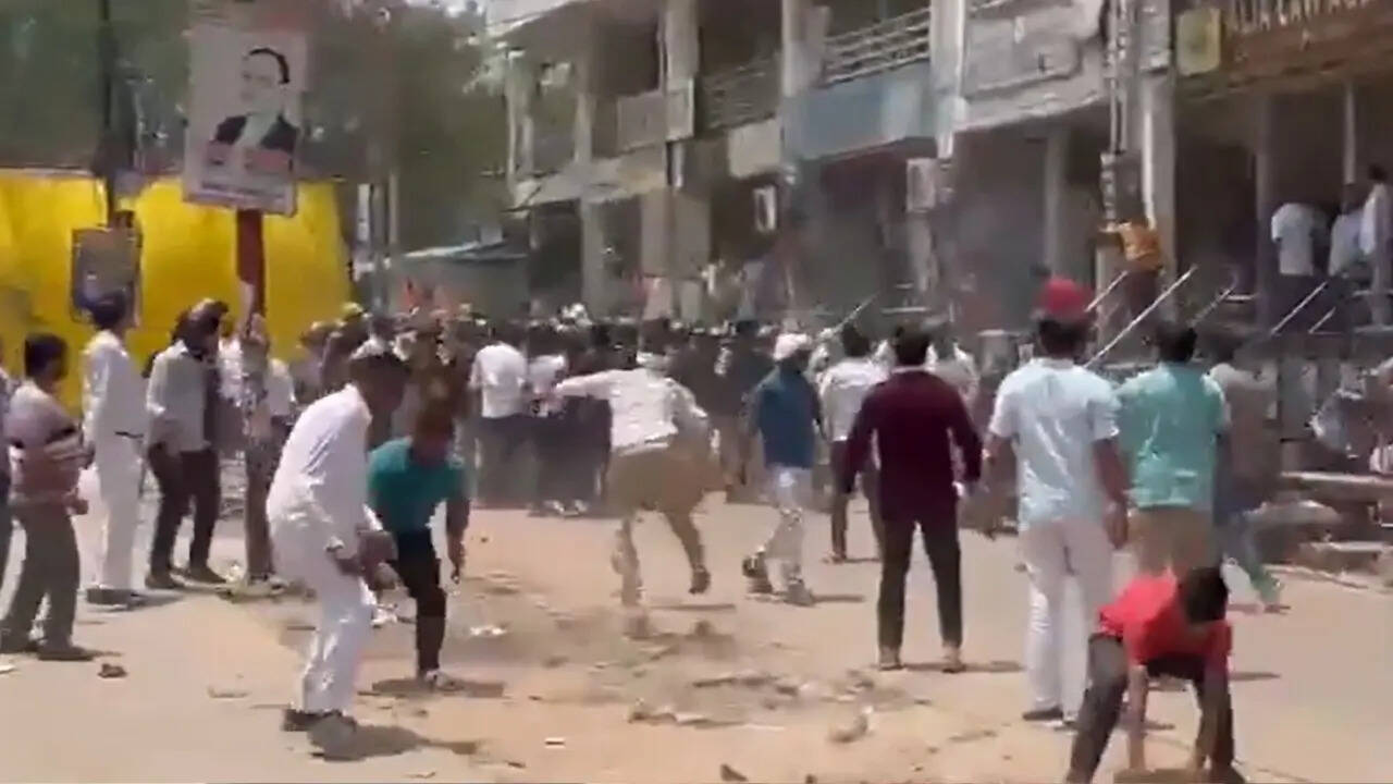 Tension in Lucknow as police lathicharge protesting lawyers amid demolition drive
