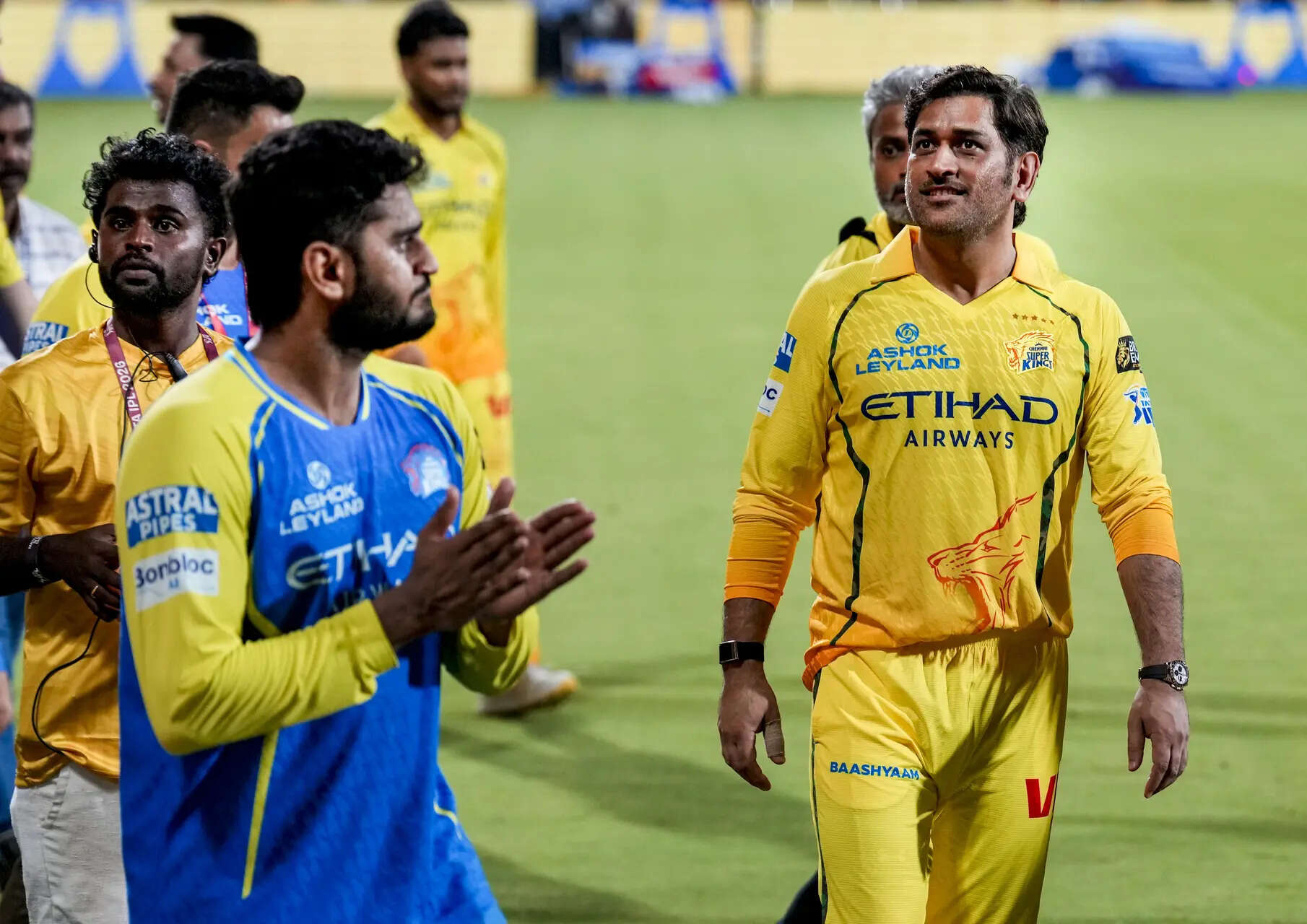 One last time in yellow? Dhoni leaves Chepauk emotional after SRH defeat - Watch
