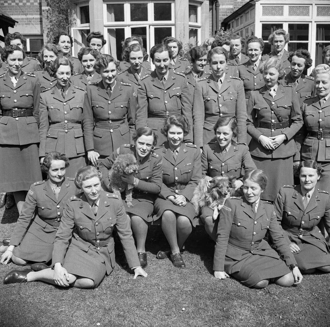 Hrh_Princess_Elizabeth_Undergoing_Instruction_at_the_Auxiliary_Territorial_Service_Training_Centre,_April_1945_H41676