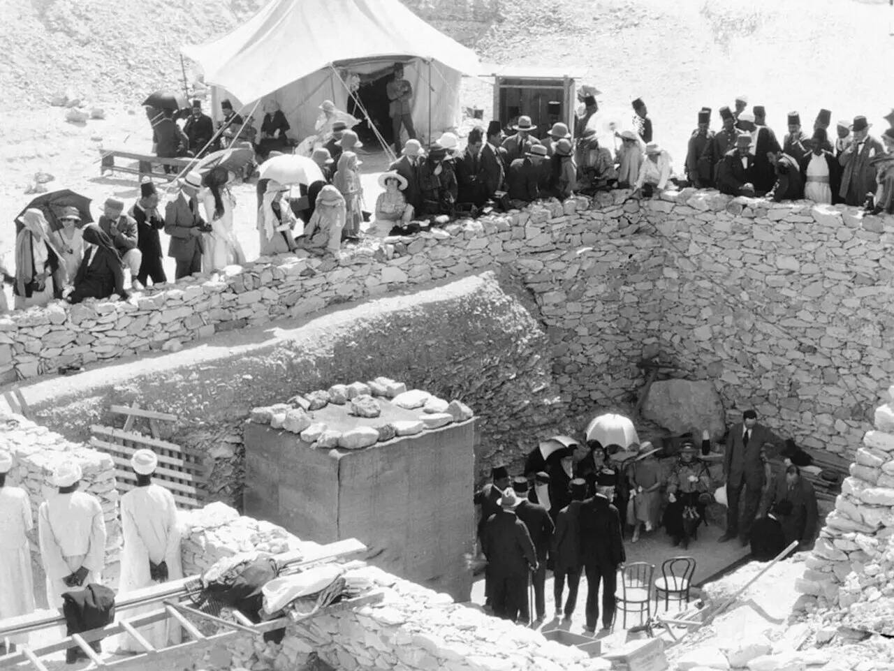 Wikimedia Commons Tourists_outside_Tutankhamun's_tomb,_February_1923