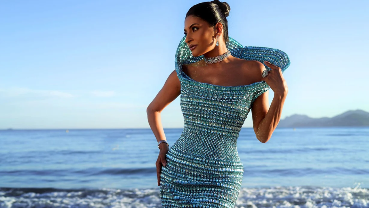 Farhana Bodi Arrived In A 15-Kg Crystal Gown