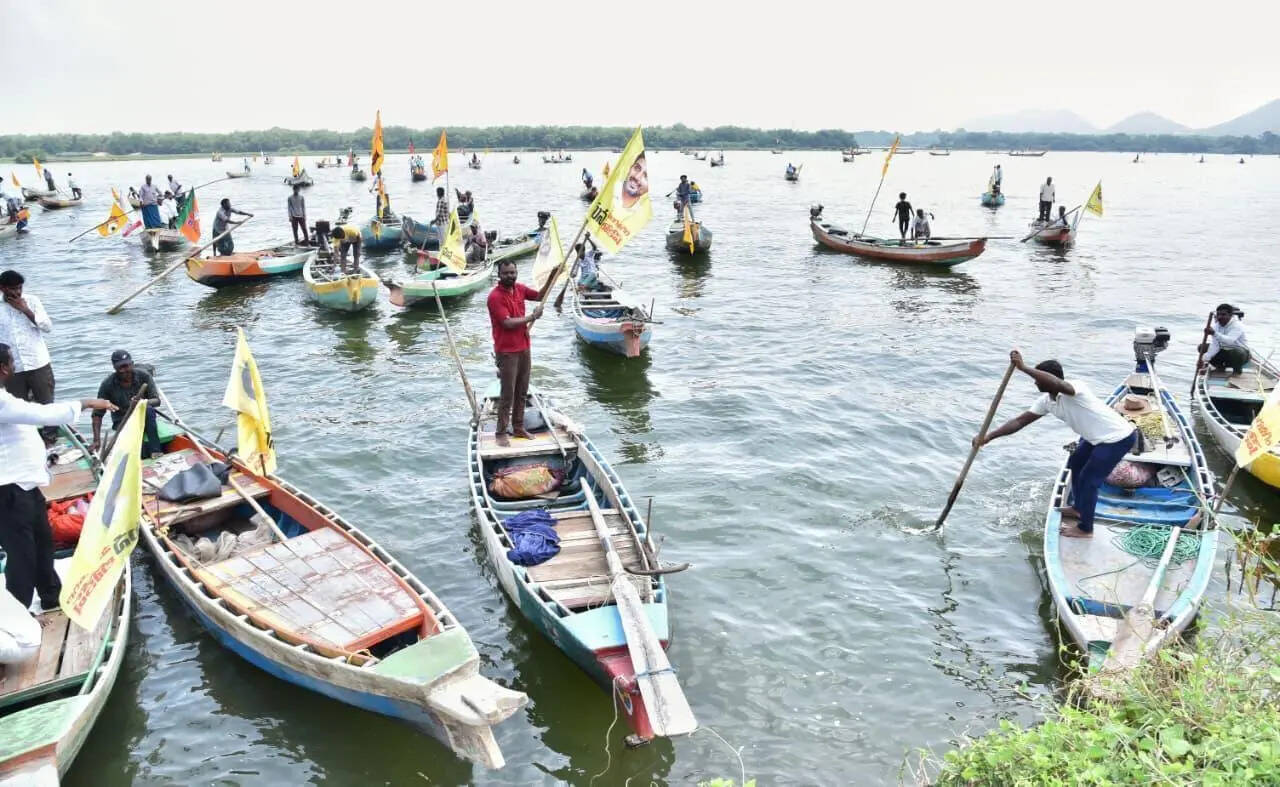 Fishermen Thanking CM in Krishna river (1).jpeg