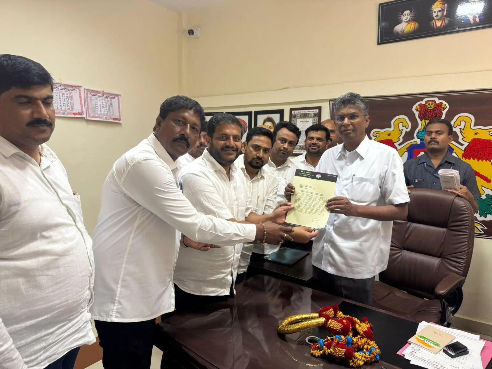 Congress leader HC Yogesh (L, 3) submits a memorandum to Satish Jarkiholi, minister of public works department, in Bengaluru Wednesday c46badc1-d8d6-44c1-89eb-937c5b32120a_smg20Tunga1.jpg