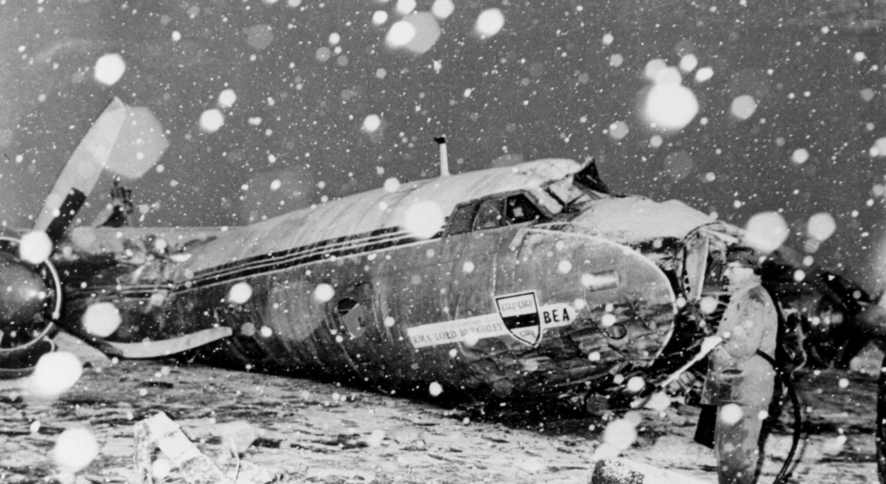 In the Munich air disaster of 1958, Manchester United’s plane crashed on takeoff in snowy conditions, killing 23 people including eight players and several staff members/ (Getty Images) munich air crash
