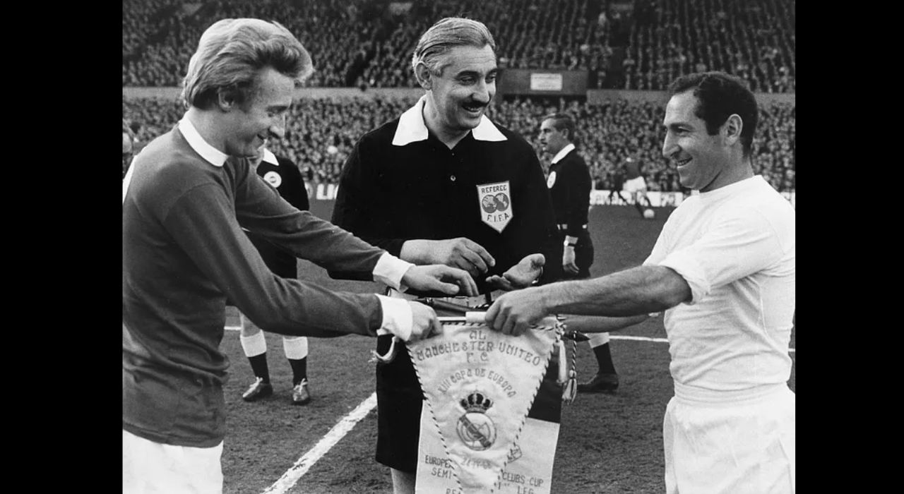 Manchester United captain Denis Law (left) and Real Madrid captain Paco Gento exchange pennants as referee Tofiq Bahramov watches before their European Cup semi-final at Old Trafford, April 24, 1968/ Image: X man city and real
