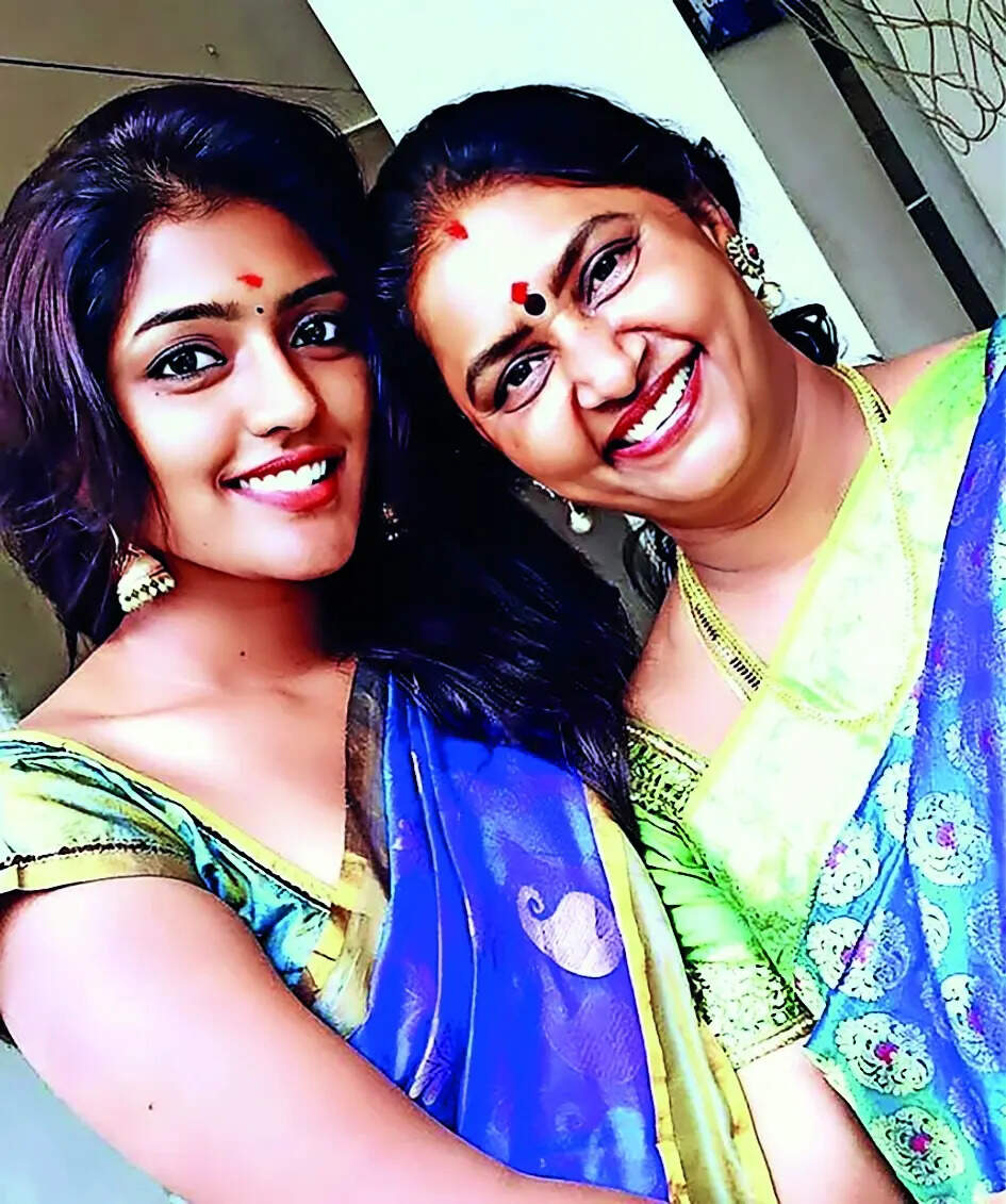 Eesha Rebba with her mother