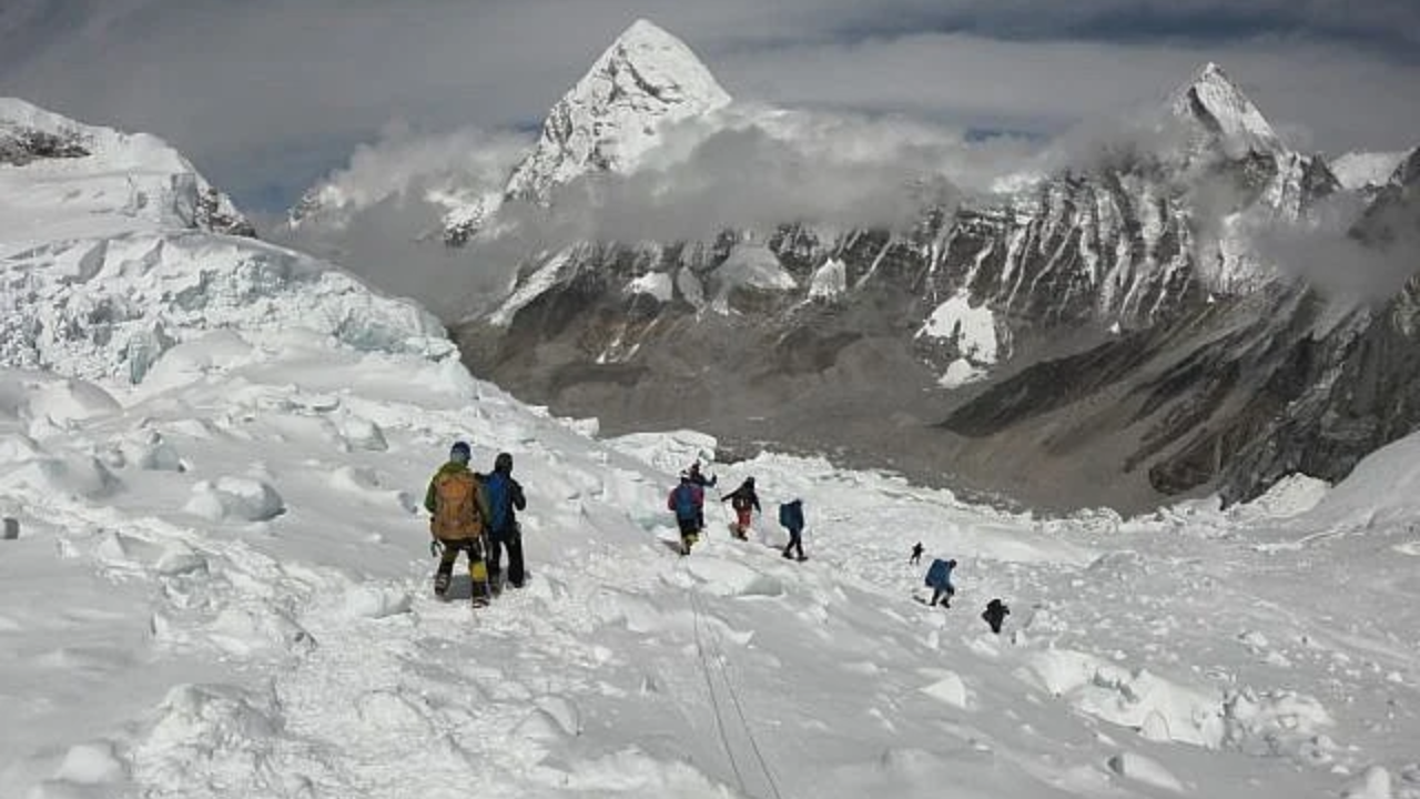 Peak crush: 274 summit Everest in single day
