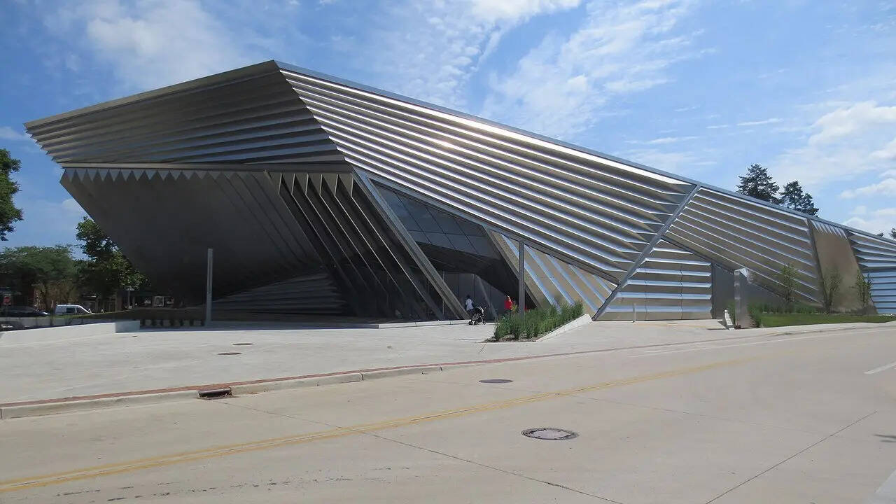 Eli_and_Edythe_Broad_Art_Museum_-_panoramio