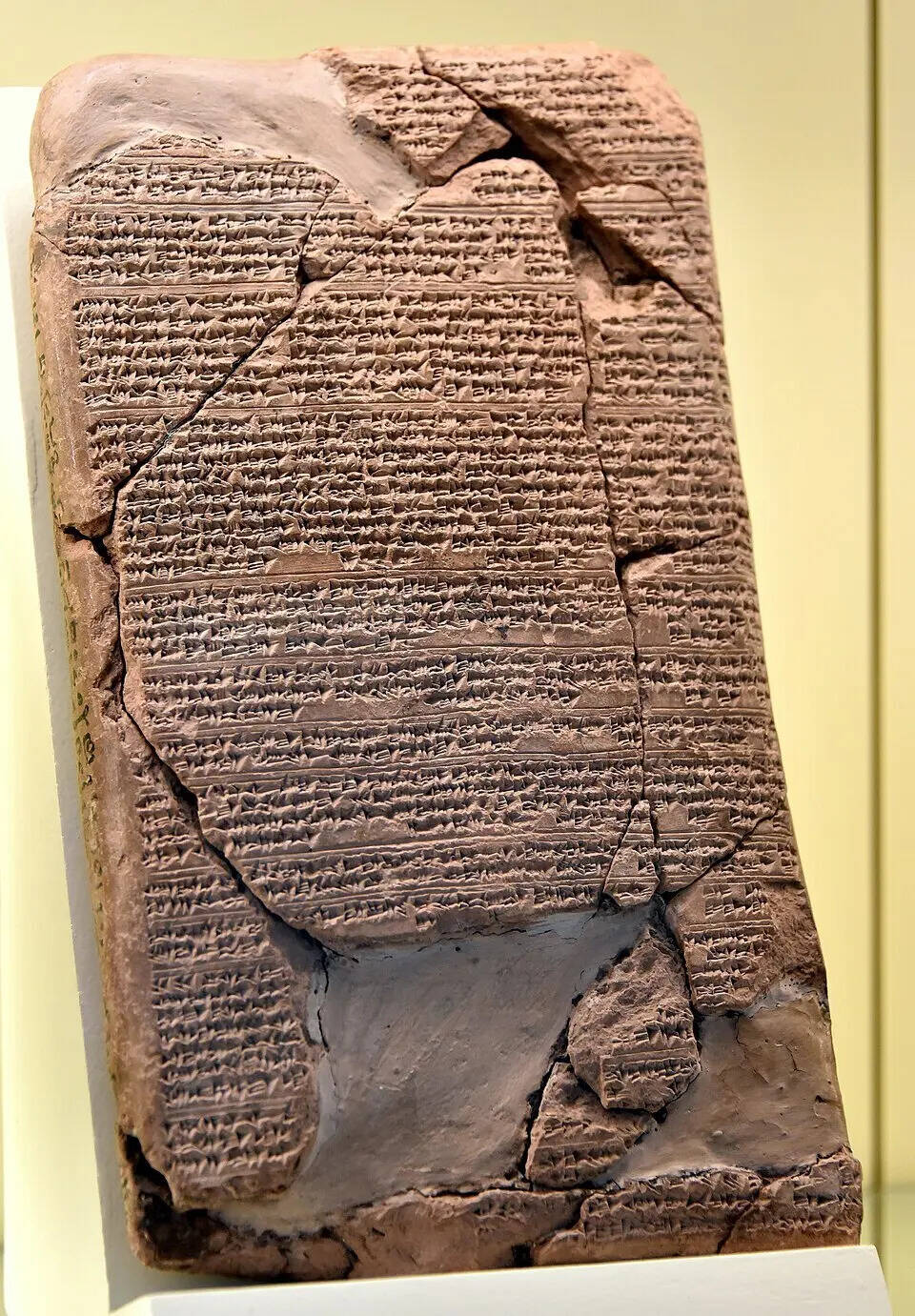 One_of_the_Amarna_letters._A_letter_from_Tushratta_king_of_Mitanni_to_the_Egyptian_Pharaoh_Amenhotep_III._Circa_1370_BCE._Akkadian_cuneiform_text._From_Tell_el-Amarna,_Egypt._Vorderasiatisches_Museum,_Berlin