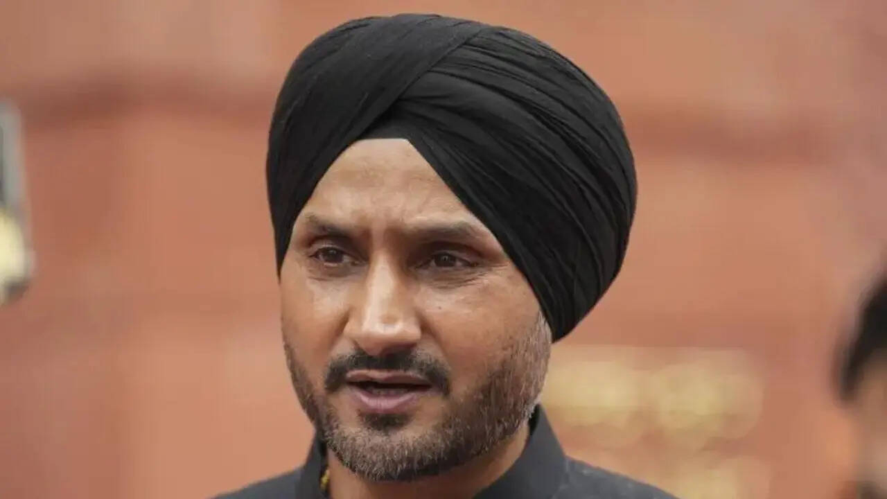 Bhajji&rsquo;s &lsquo;doosra&rsquo;, claims AAP sold Rajya Sabha seat in Punjab