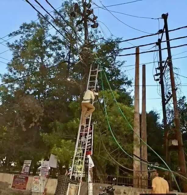Linemen at work on fault correction in Gyan Khand, Ghaziabad.