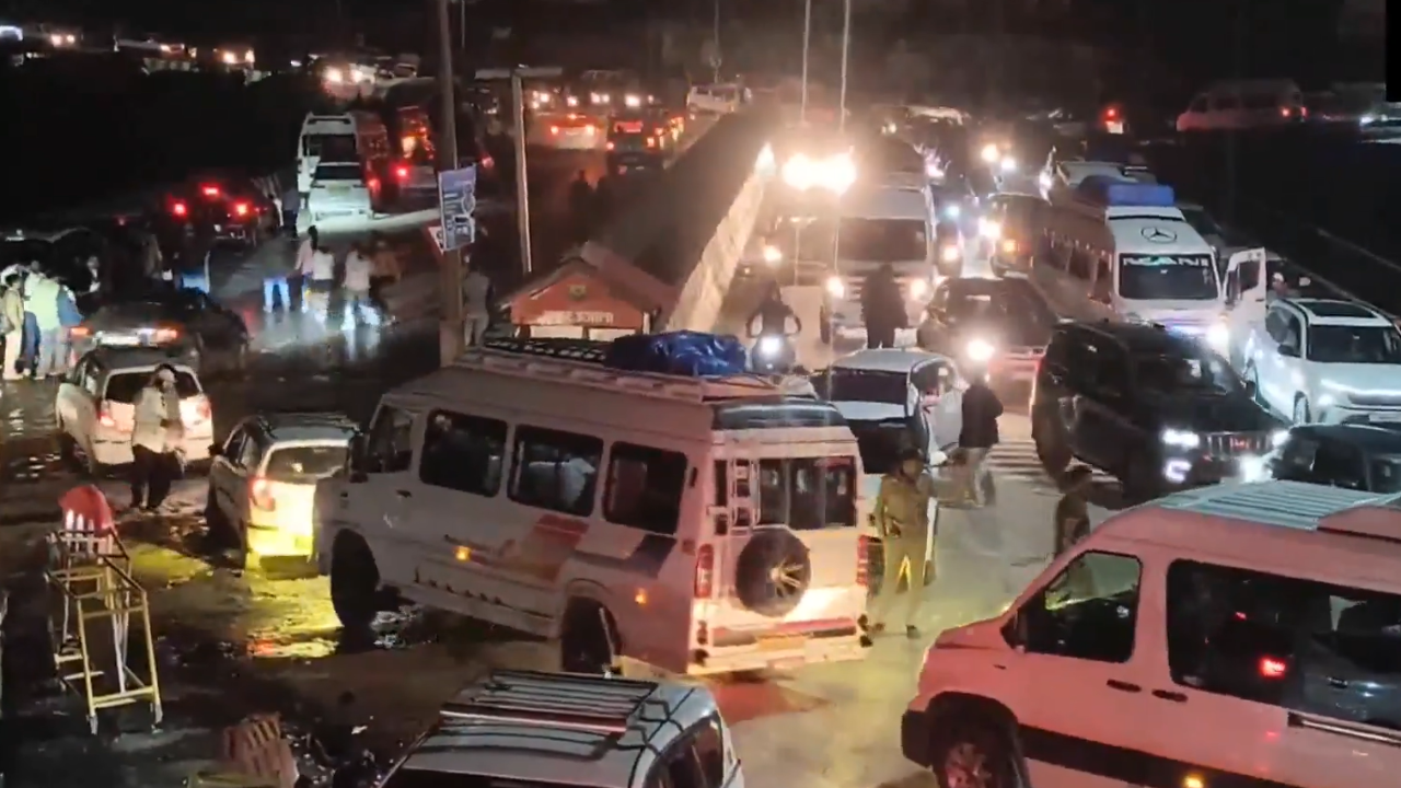 Tourists stranded for hours as weekend rush triggers Manali traffic nightmare