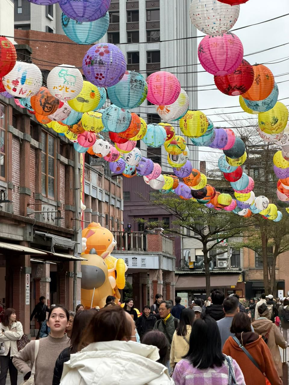 A bustling street of a market in Taipei (PC: Suvam Pal)<br>