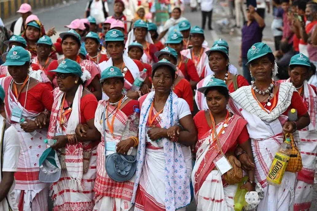 Tribal women participated in large numbers during the tribal cultural procession during the Janajati Sanskritik Samagam​