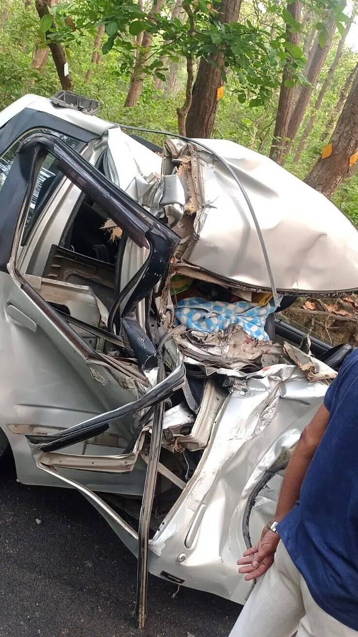 31de9a5e-7d98-4ffa-a803-95516b01b770_The_drivers_side_of_the_car_got_completely_damaged_in_collision.jpg