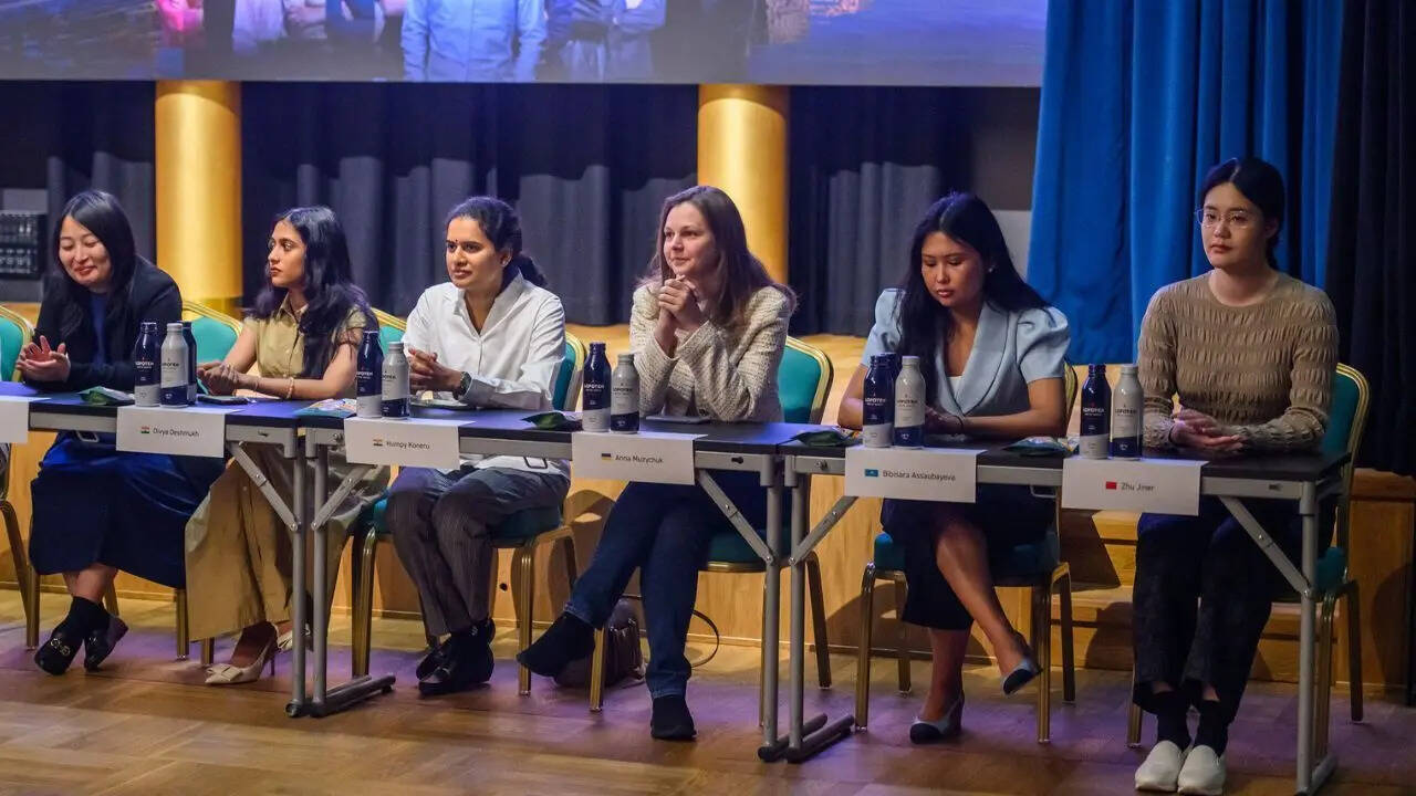 Women's line-up in the tournament (Photo by Michal Walusza/Norway Chess)