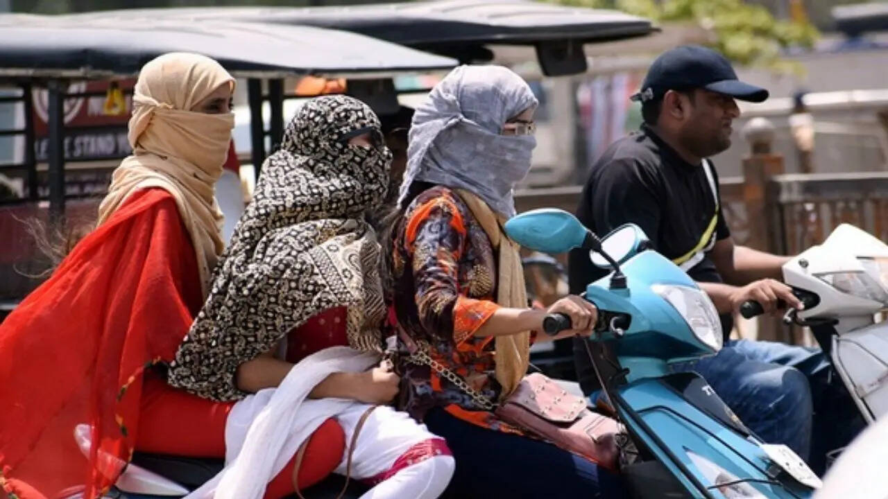 Delhi commuters wrap up to brave heatwaves and hot Loo winds.