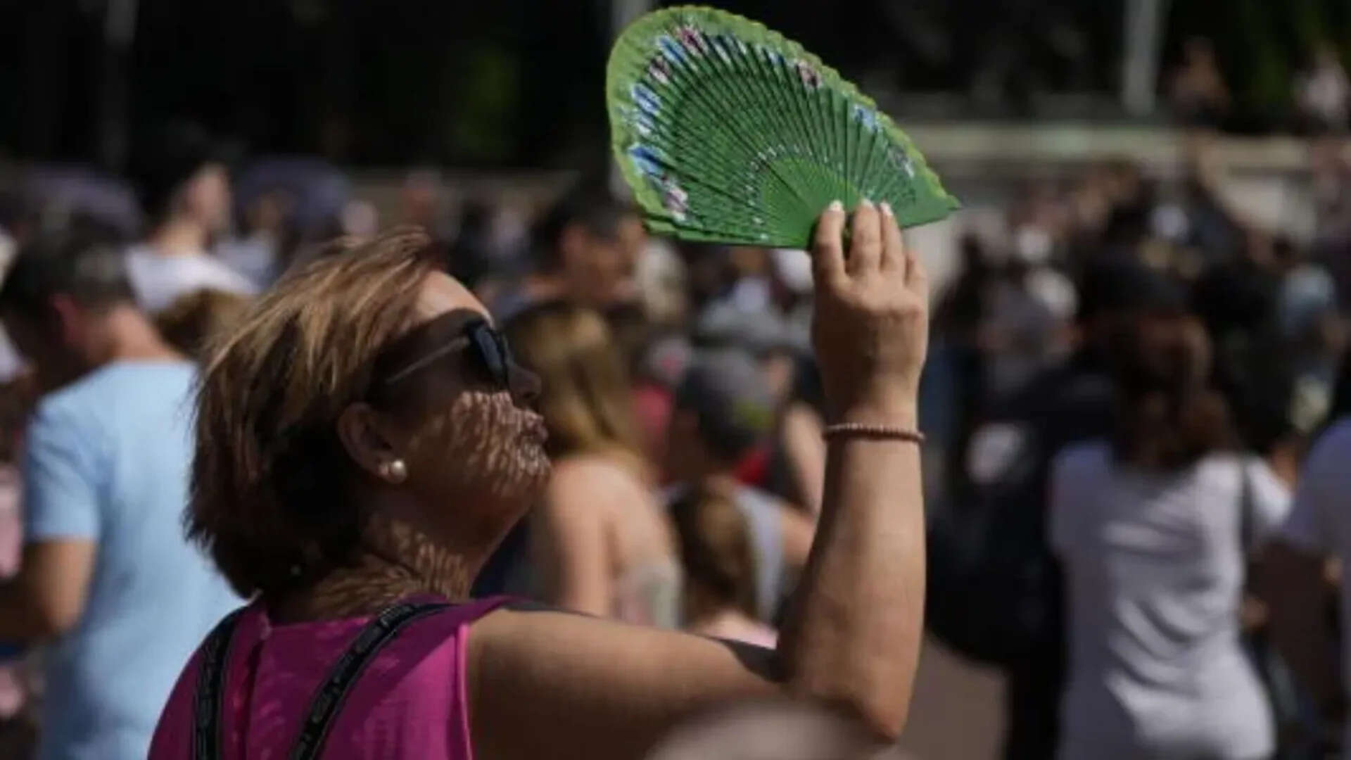 UK heatwave: Why experts are warning people not to sleep with fans on overnight