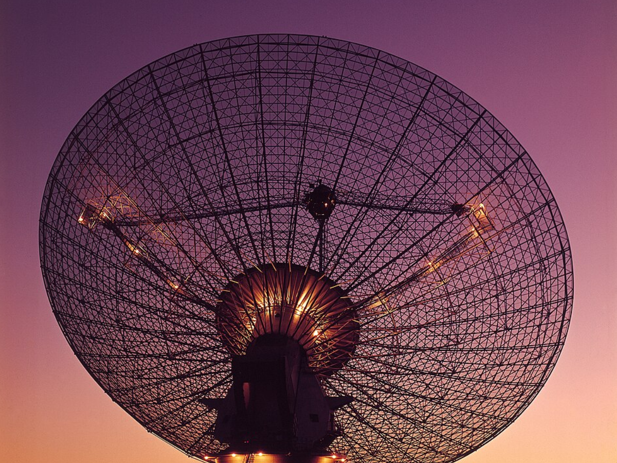 Image of a radio telescope