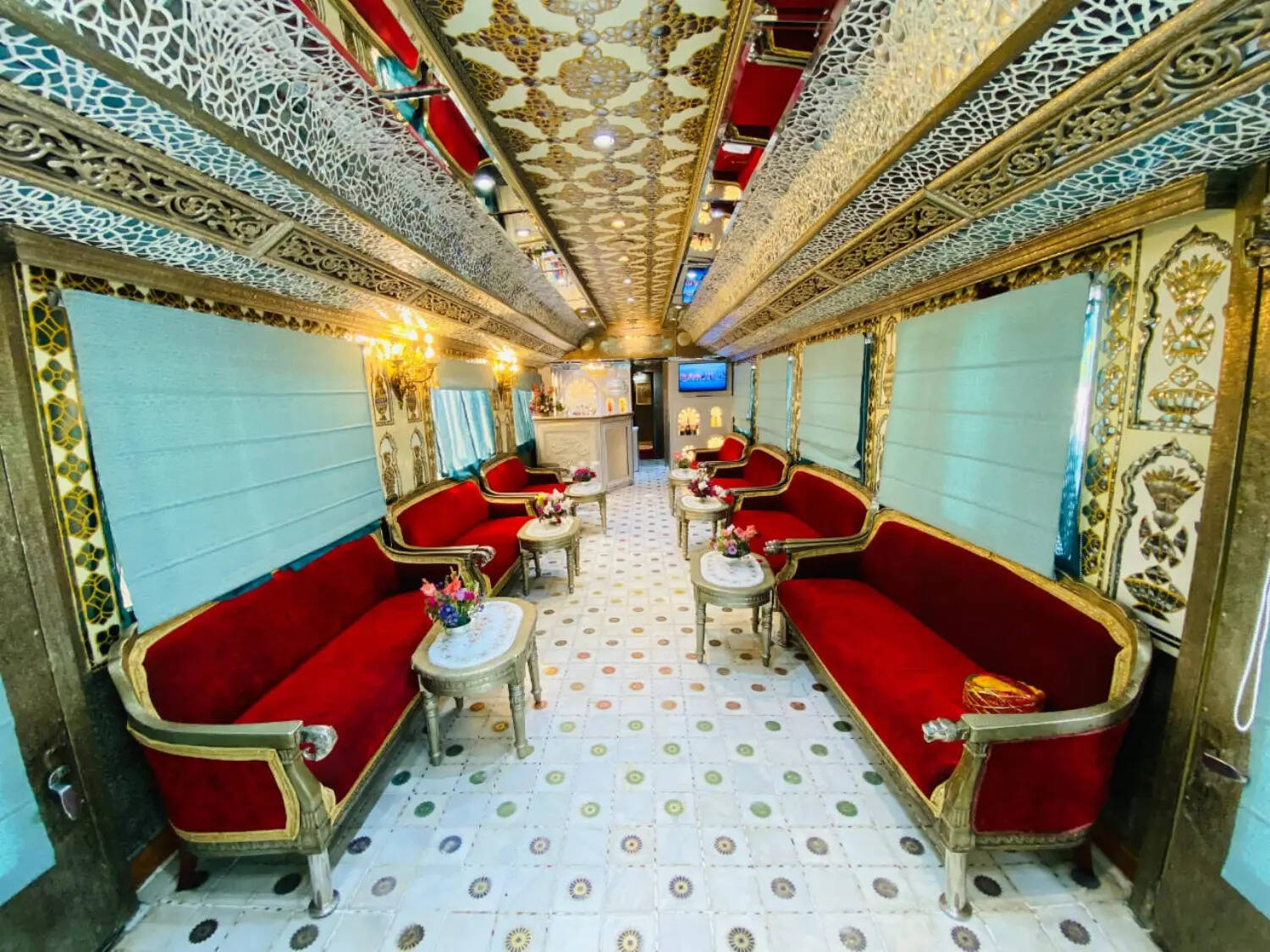 565585737791701009palace-onwheels-lounge(1).