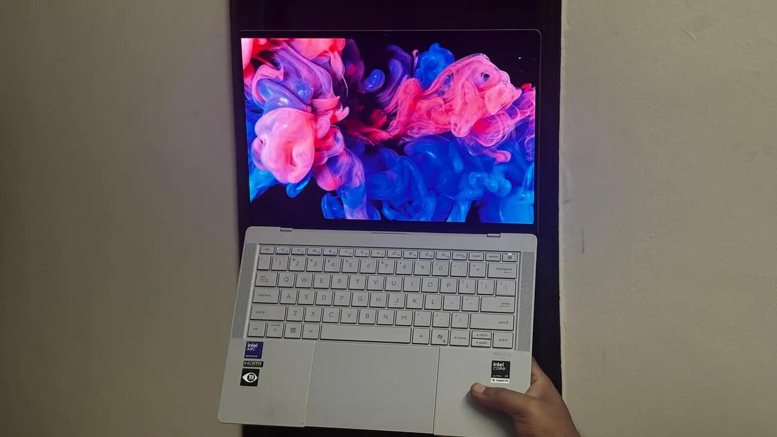 Asus ExpertBook Ultra front view