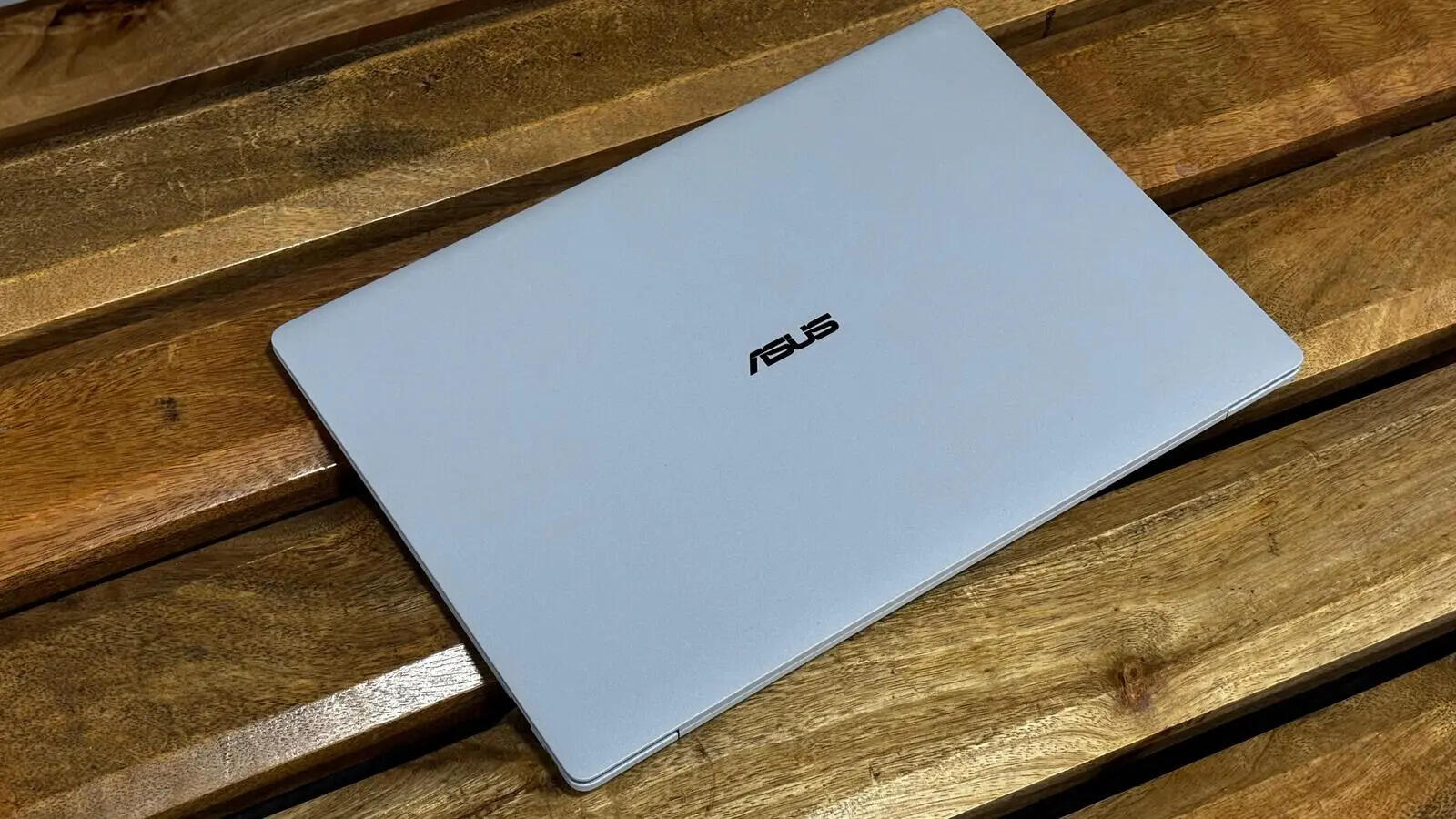Asus ExpertBook Ultra top view