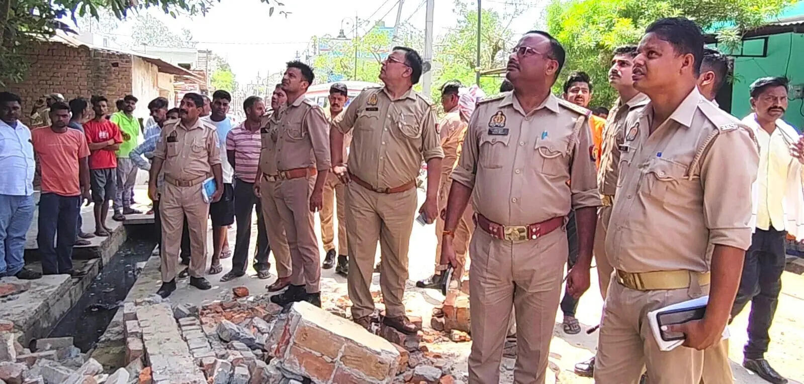 189aa5db-0b94-48d8-889d-390c7cf1fdec_The_police_rushed_to_the_spot_and_initiated_rescue_operation.jpg