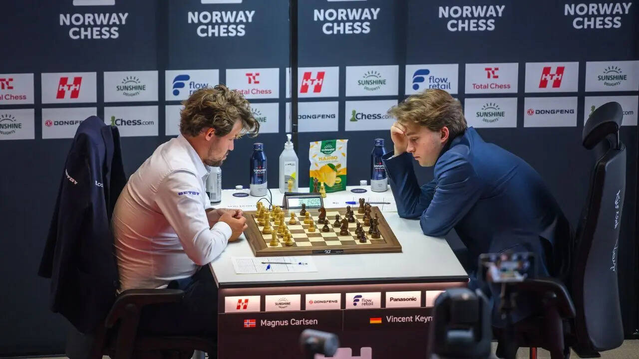 magnus-carlsen-and-vincent-keymer-photo-by-michal-waluszanorway-chess.jpg