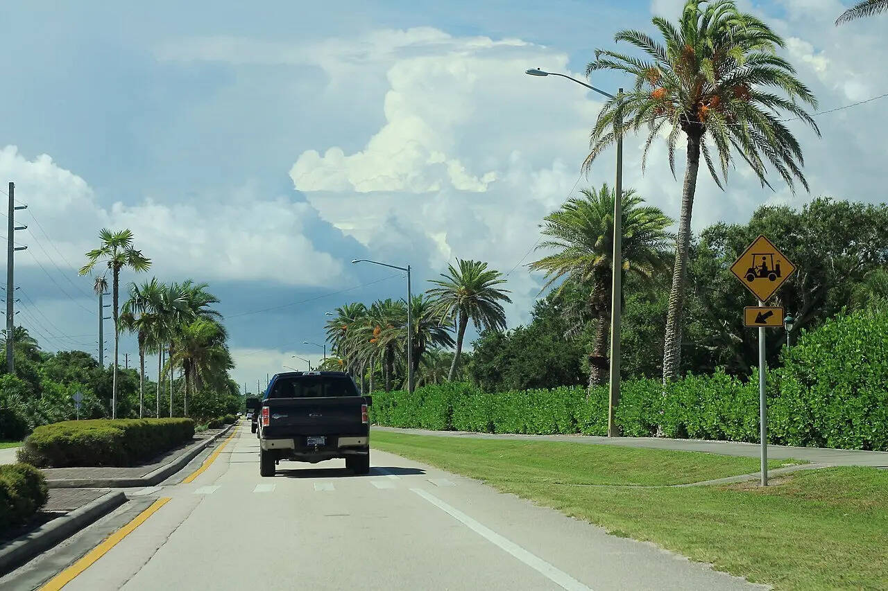 A1A_South_-_Golf_Car_Crossing_Sign_(42260190625)