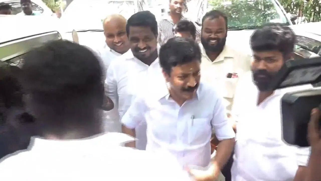 Rebel AIADMK MLAs patch up with Palaniswami days after backing Vijay in floor test