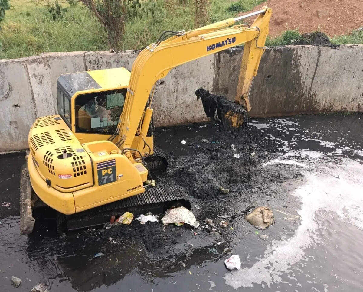 d423953a-dd09-4b43-b17e-30ca4952db48_Photo05_BHU_BMC_drain_cleaning3.jpg