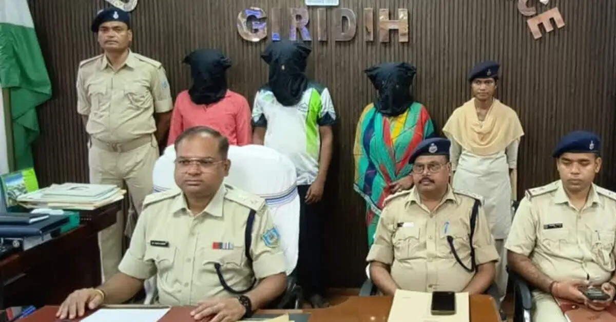 3e6d7089-af63-4f97-9779-74eedc167ff3_giridih-sp-with-arrested_-accused.jpg
