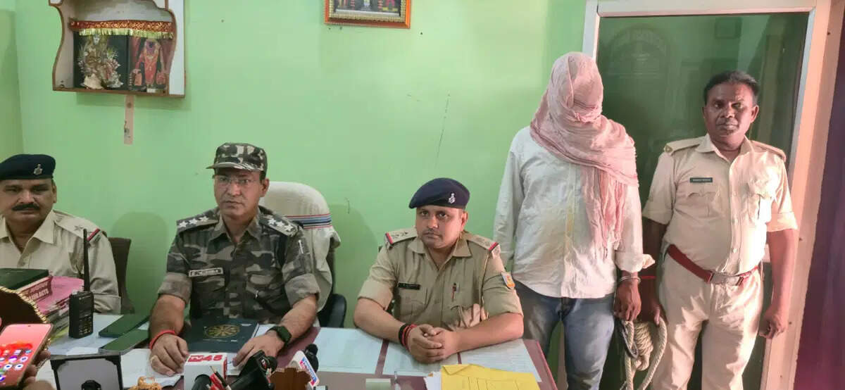 9f58a6e8-6804-4764-86d4-2f07c0757dd1_Arrested_brown_sugar_smuggler_in_Chatra_on_Thursday.Vishvendu_Jaipuriar.webp