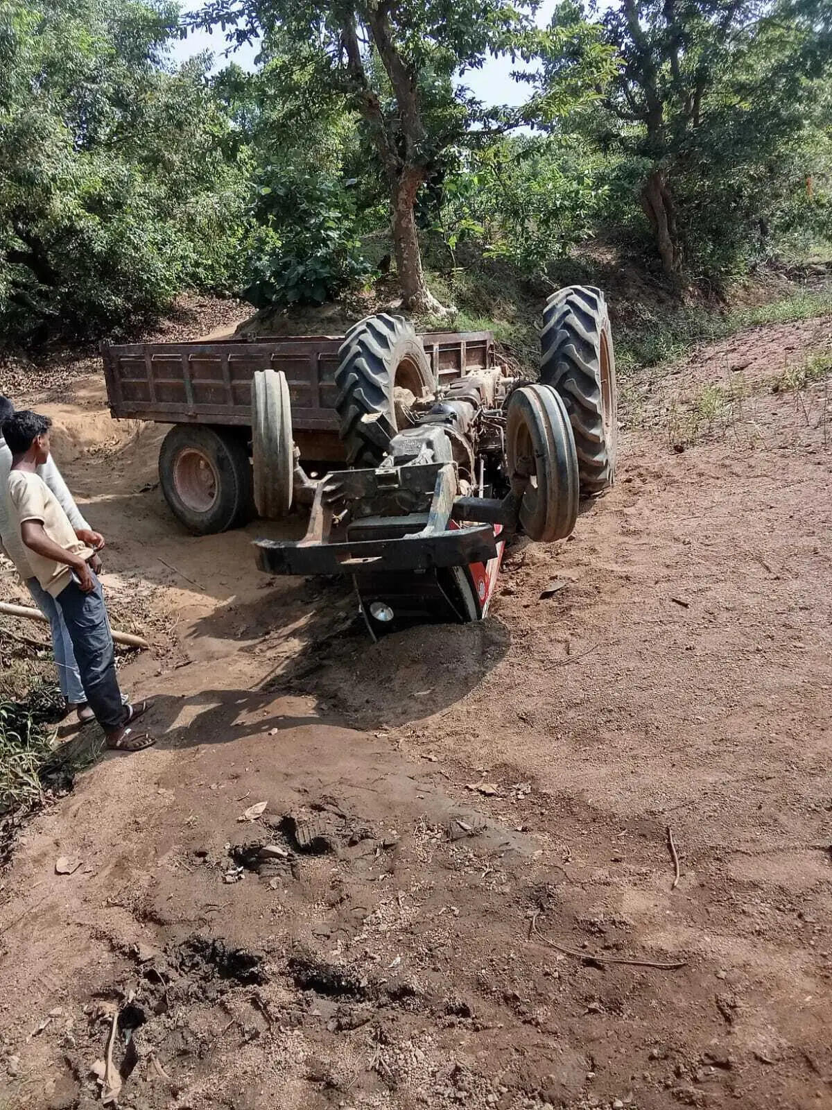 25535790-4f32-4c72-8ba1-eb2028dd98b1_Overturned_tractor_in_Chatra_Vishvendu_Jaipuriar.jpg